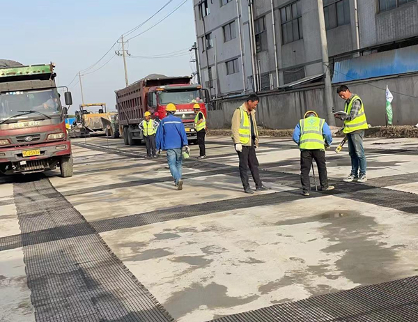 邓州老材料的新故事：玻璃纤维土工格栅如何在‘白改黑’浪潮中重获新生？